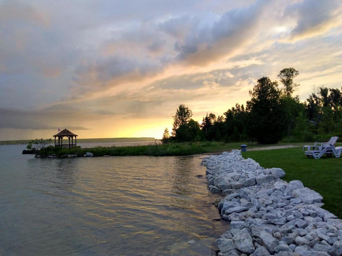 Waterview On The Bay Hotel Wiarton Exterior photo